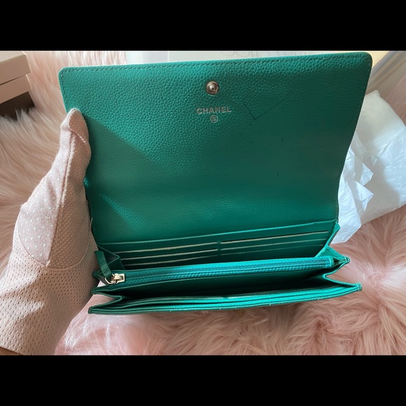 100% Authentic Chanel Wallet in Caviar - Picture 3 of 8